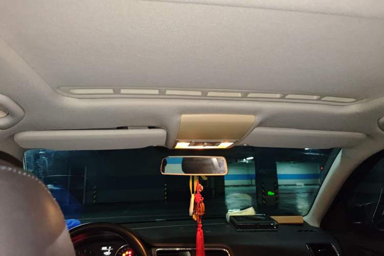 Used Volkswagen Lavida 2013 1.6L Automatic Comfort Edition Headliner