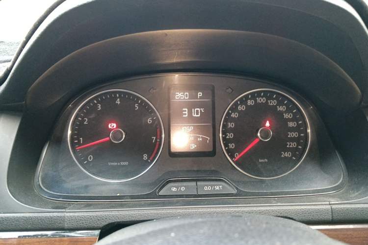 Used Volkswagen Lavida 2013 Revised Version 1.6L Automatic Luxury Edition Instrument Cluster