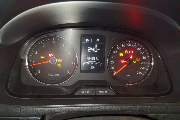Used Volkswagen Lavida 2013 1.6L Automatic Comfort Edition Instrument Cluster