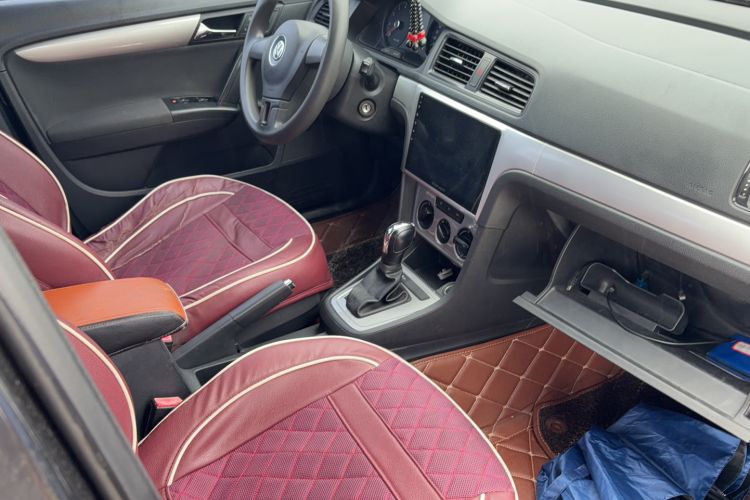 Used Volkswagen Lavida 2013 1.6L Automatic Fashion Edition Interior 2