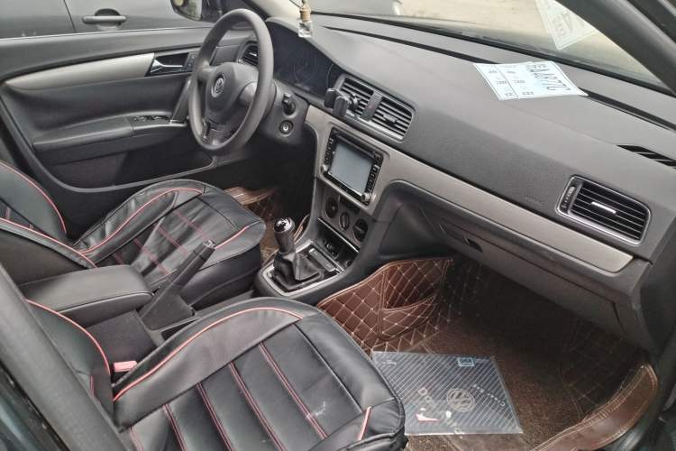 Used Volkswagen Lavida 2013 Restyled Classic 1.6L Manual Comfort Edition Interior 3