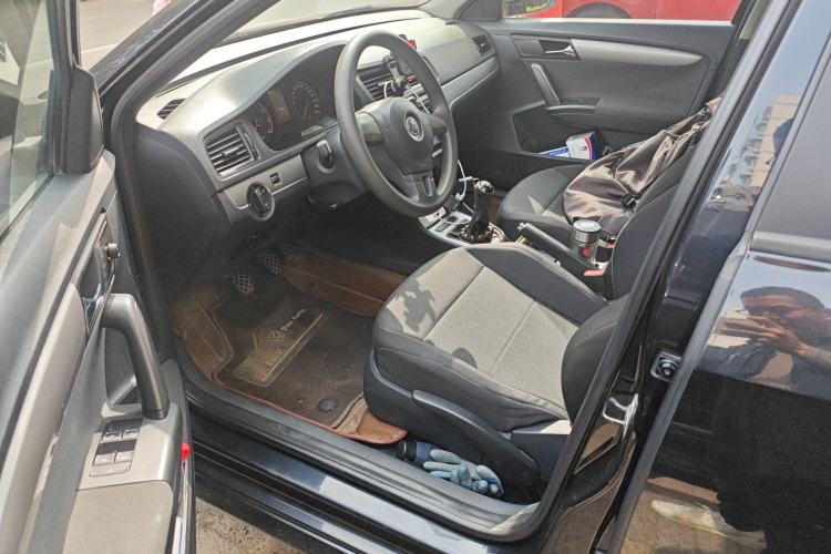 Used Volkswagen Lavida 2013 Revised Classic 1.6L Manual Fashion Edition Interior 3
