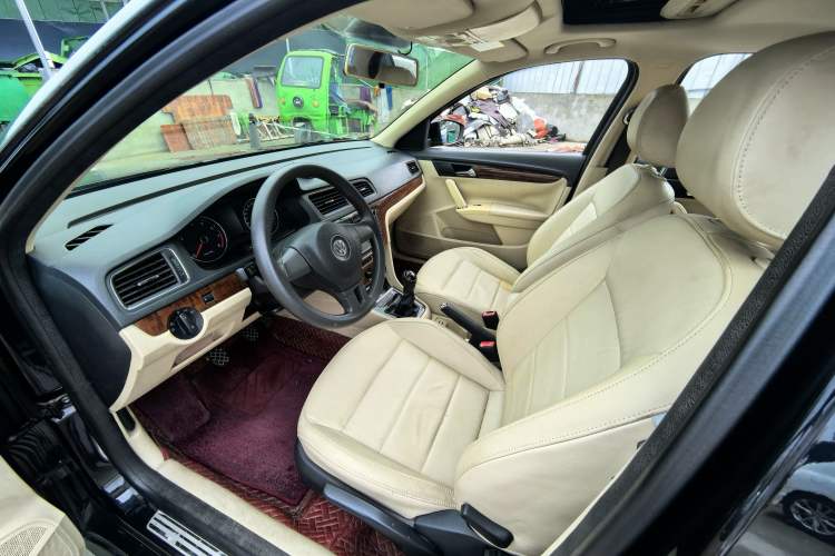 Used Volkswagen Lavida 2013 Restyled Classic 1.6L Manual Comfort Edition Interior 3