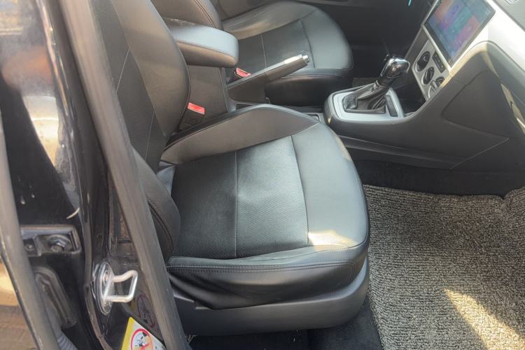 Used Volkswagen Lavida 2013 Revised Classic 1.6L Automatic Fashion Edition Interior 4