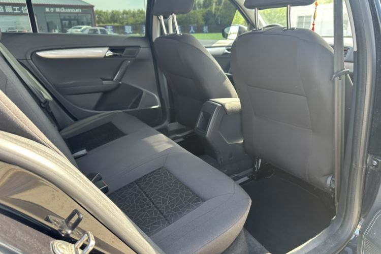 Used Volkswagen Lavida 2013 Revised Classic 1.6L Manual Fashion Edition Interior 4