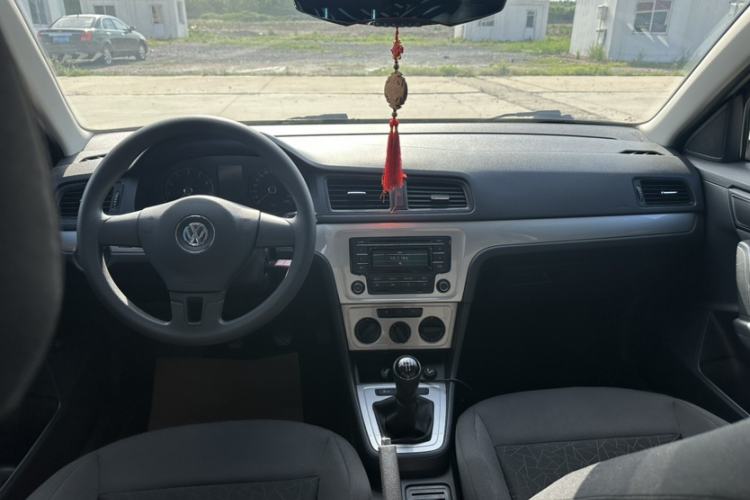 Used Volkswagen Lavida 2013 Revised Classic 1.6L Manual Fashion Edition Interior 5