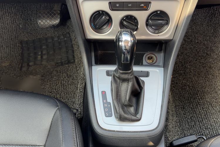 Used Volkswagen Lavida 2013 Revised Classic 1.6L Automatic Fashion Edition Interior 6