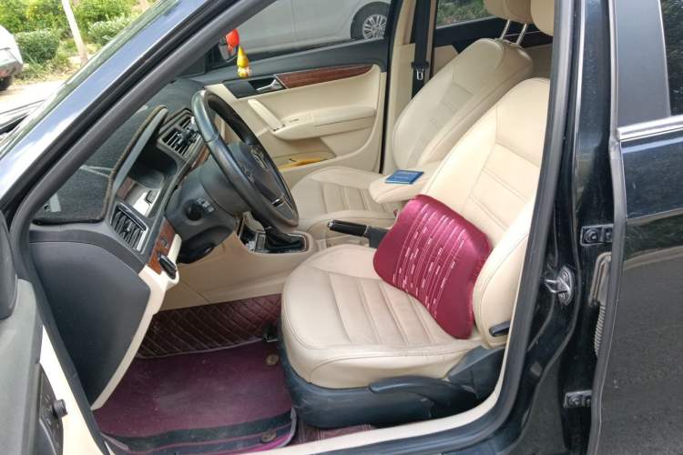 Used Volkswagen Lavida 2013 Revised Version 1.6L Automatic Luxury Edition Left Front Seat