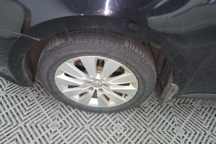 Used Volkswagen Lavida 2013 Restyled Classic 1.6L Manual Comfort Edition Left Front Wheel Hub