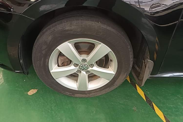 Used Volkswagen Lavida 2013 Revised Classic 1.6L Automatic Fashion Edition Left Front Wheel Hub