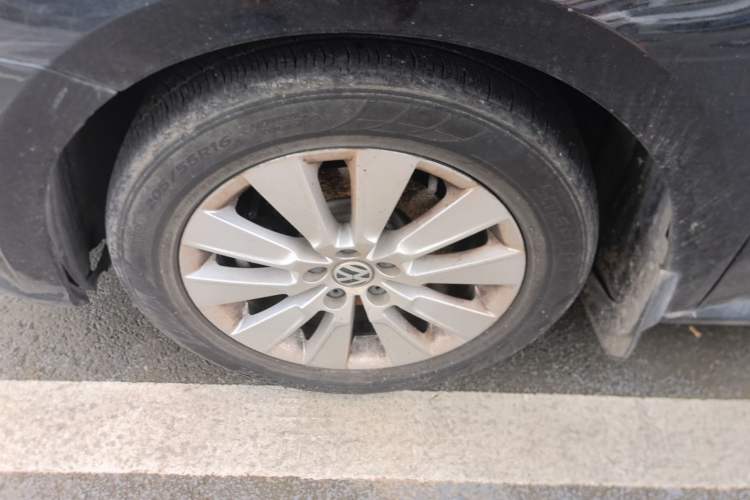 Used Volkswagen Lavida 2013 Restyled Classic 1.6L Manual Comfort Edition Left Front Wheel Hub