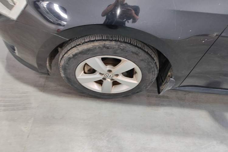 Used Volkswagen Lavida 2013 Revised Classic 1.6L Automatic Fashion Edition Left Front Wheel Hub