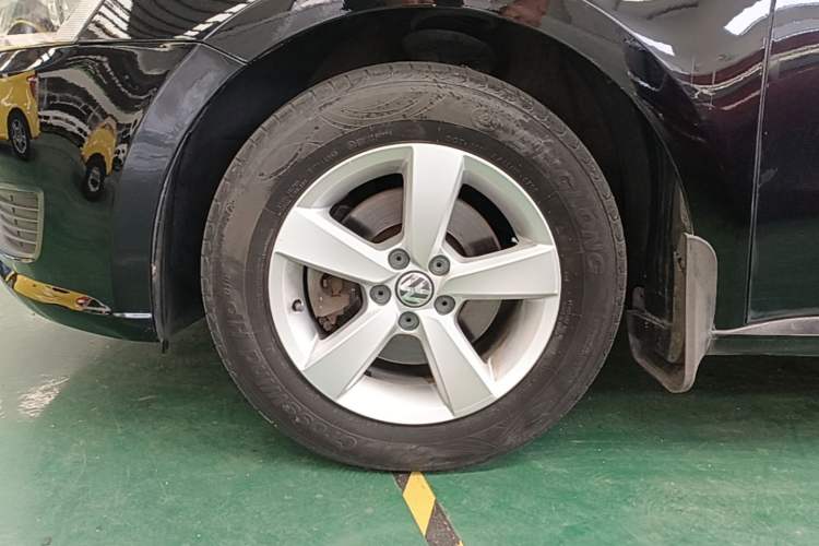 Used Volkswagen Lavida 2013 Revised Classic 1.6L Automatic Fashion Edition Left Front Wheel Hub