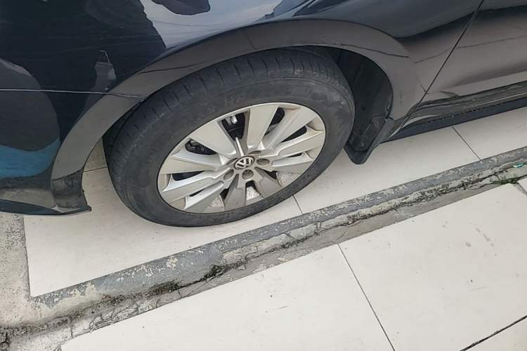 Used Volkswagen Lavida 2013 Revised Version 1.4 TSI Manual Comfort Edition Left Front Wheel Hub