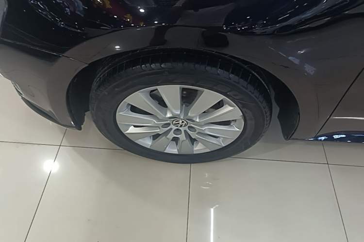 Used Volkswagen Lavida 2013 Restyled Classic 1.6L Manual Comfort Edition Left Front Wheel Hub