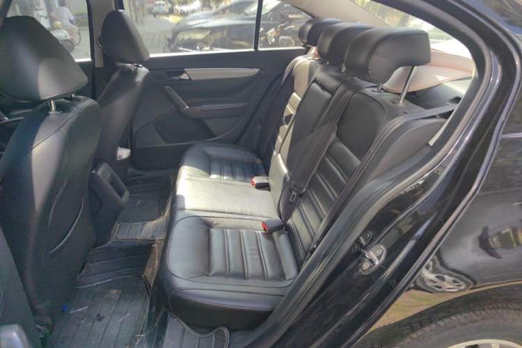 Used Volkswagen Lavida 2013 Revised Version 1.6L Automatic Luxury Edition Left Rear Seat