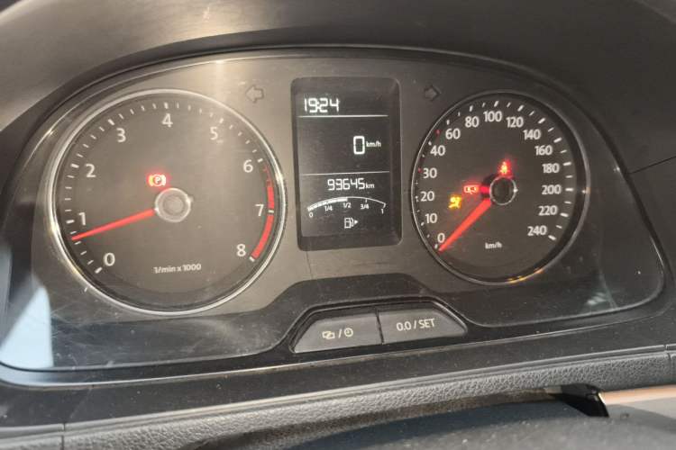 Used Volkswagen Lavida 2013 Restyled Classic 1.6L Manual Comfort Edition Odometer Close Up