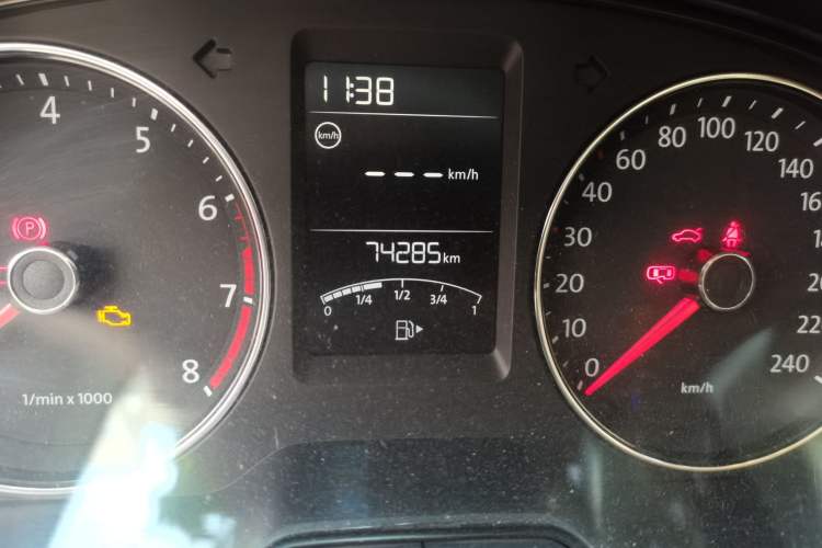 Used Volkswagen Lavida 2013 Revised Version 1.4 TSI Manual Comfort Edition Odometer Close Up
