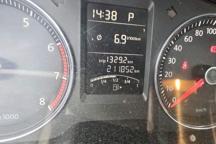 Used Volkswagen Lavida 2013 1.4TSI DSG Comfort Edition Odometer Close Up