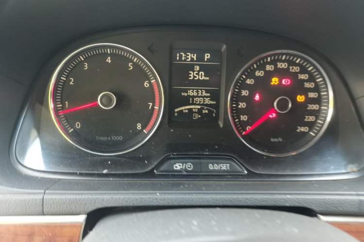 Used Volkswagen Lavida 2013 1.4 TSI DSG Luxury Navigation Edition Odometer Close Up