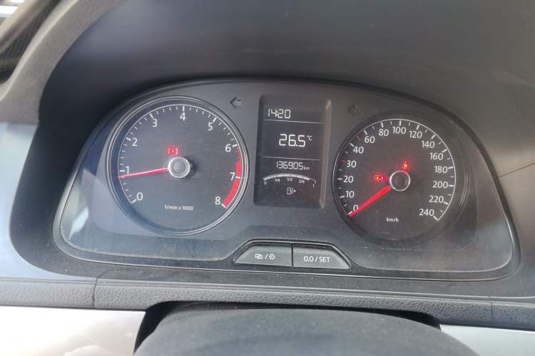 Used Volkswagen Lavida 2013 Revised Classic 1.6L Manual Fashion Edition Odometer Close Up