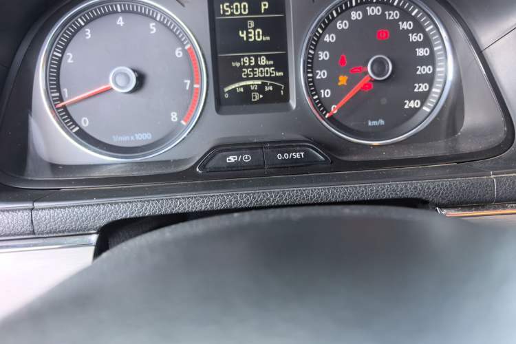 Used Volkswagen Lavida 2013 1.4TSI DSG Luxury Edition Odometer Close Up