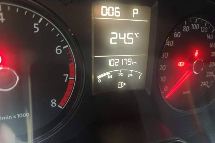 Used Volkswagen Lavida 2013 1.6L Automatic Fashion Edition Odometer Close Up