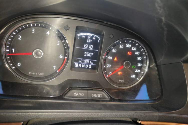 Used Volkswagen Lavida 2013 1.6L Automatic Comfort Edition Odometer Close Up