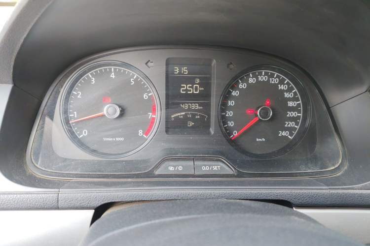 Used Volkswagen Lavida 2013 Revised Classic 1.6L Manual Fashion Edition Odometer Close Up