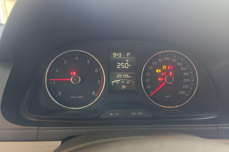 Used Volkswagen Lavida 2013 Revised Version 1.4 TSI DSG Comfort Edition Odometer Close Up