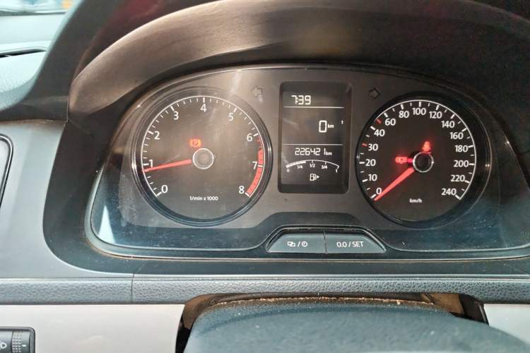 Used Volkswagen Lavida 2013 Revised Classic 1.6L Manual Fashion Edition Odometer Close Up