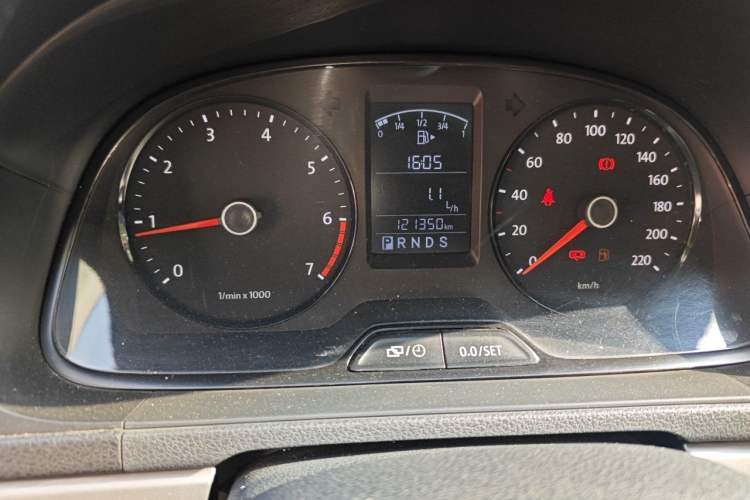 Used Volkswagen Lavida 2013 1.6L Automatic Fashion Edition Odometer Close Up