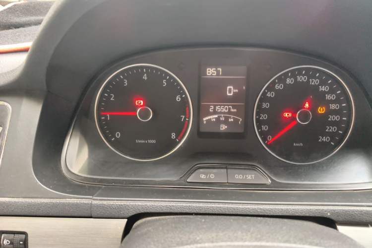 Used Volkswagen Lavida 2013 Revised Version 1.4 TSI Manual Comfort Edition Odometer Close Up