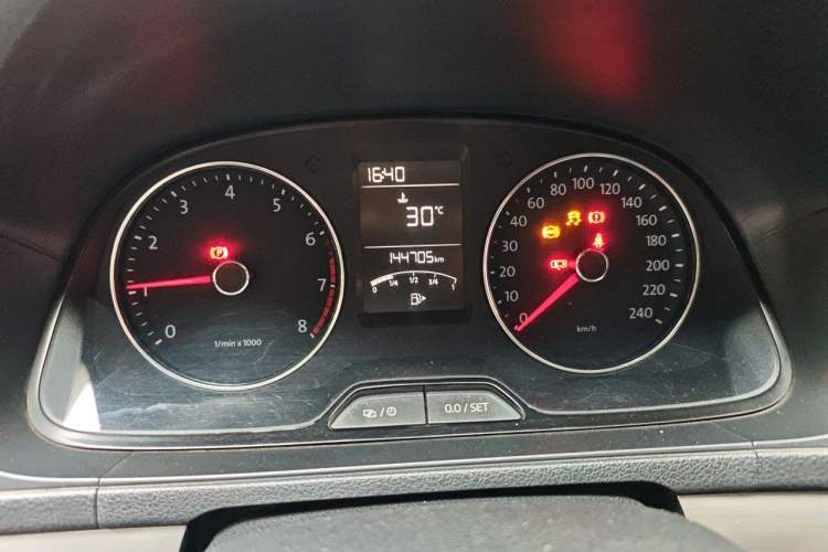 Used Volkswagen Lavida 2013 Restyled Classic 1.6L Manual Comfort Edition Odometer Close Up