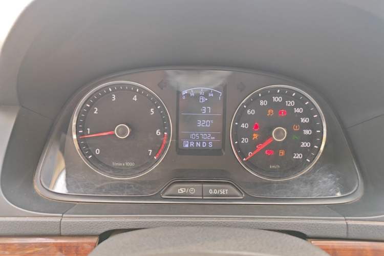 Used Volkswagen Lavida 2013 1.6L Automatic Fashion Edition Odometer Close Up