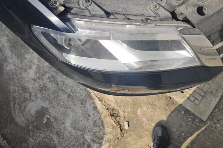 Used Volkswagen Lavida 2013 Revised Classic 1.6L Automatic Fashion Edition Right Front Headlight
