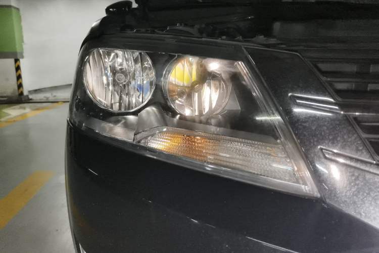 Used Volkswagen Lavida 2013 Revised Classic 1.6L Automatic Fashion Edition Right Front Headlight