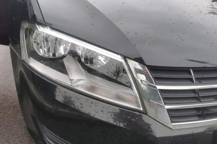 Used Volkswagen Lavida 2013 Revised Classic 1.6L Manual Fashion Edition Right Front Headlight