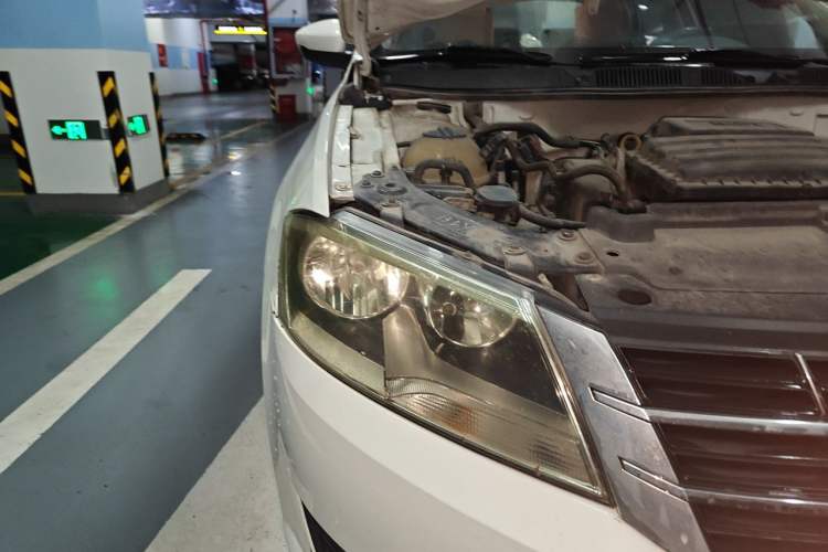 Used Volkswagen Lavida 2013 Revised Classic 1.6L Manual Fashion Edition Right Front Headlight