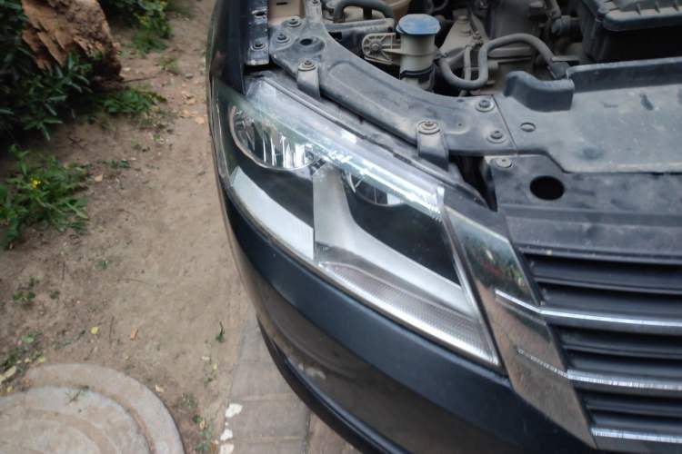 Used Volkswagen Lavida 2013 Revised Classic 1.6L Manual Fashion Edition Right Front Headlight