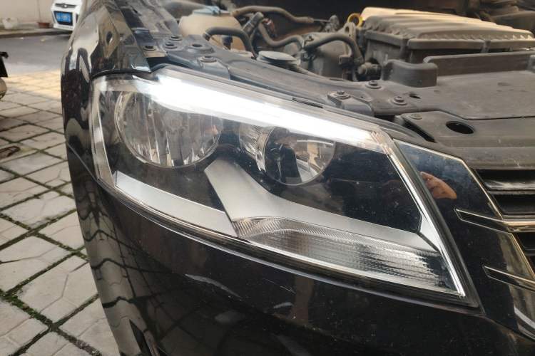 Used Volkswagen Lavida 2013 Restyled Classic 1.6L Automatic Comfort Edition Right Front Headlight