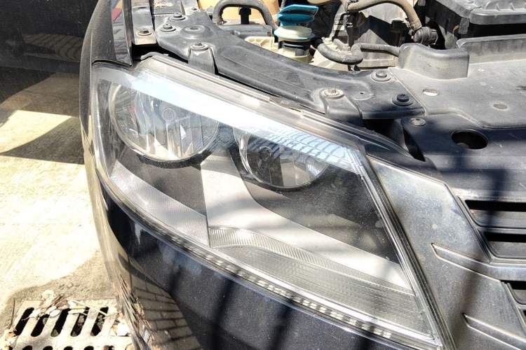 Used Volkswagen Lavida 2013 Revised Classic 1.6L Manual Fashion Edition Right Front Headlight