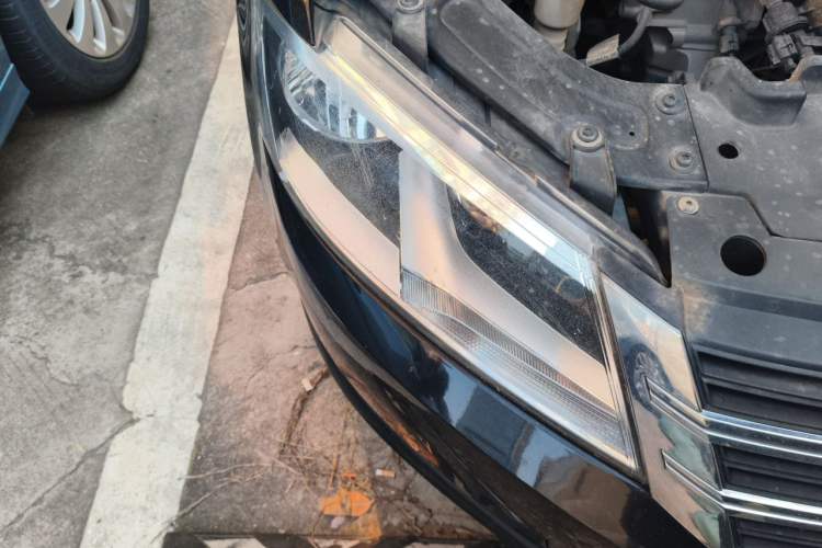 Used Volkswagen Lavida 2013 Revised Classic 1.6L Automatic Fashion Edition Right Front Headlight