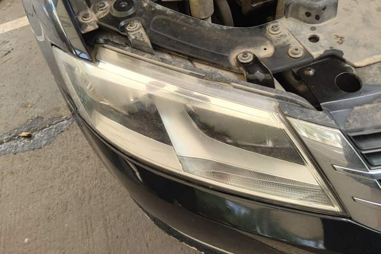 Used Volkswagen Lavida 2013 1.4TSI Manual Comfort Edition Right Front Headlight