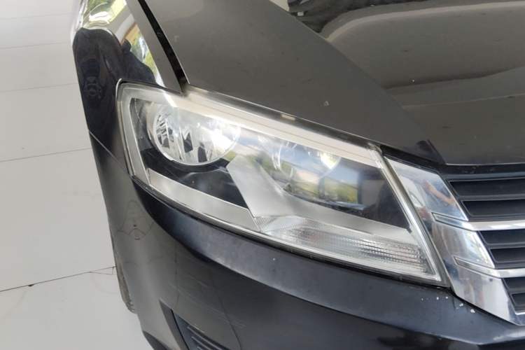 Used Volkswagen Lavida 2013 Revised Classic 1.6L Manual Fashion Edition Right Front Headlight