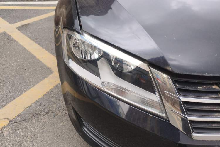 Used Volkswagen Lavida 2013 Revised Classic 1.6L Manual Fashion Edition Right Front Headlight