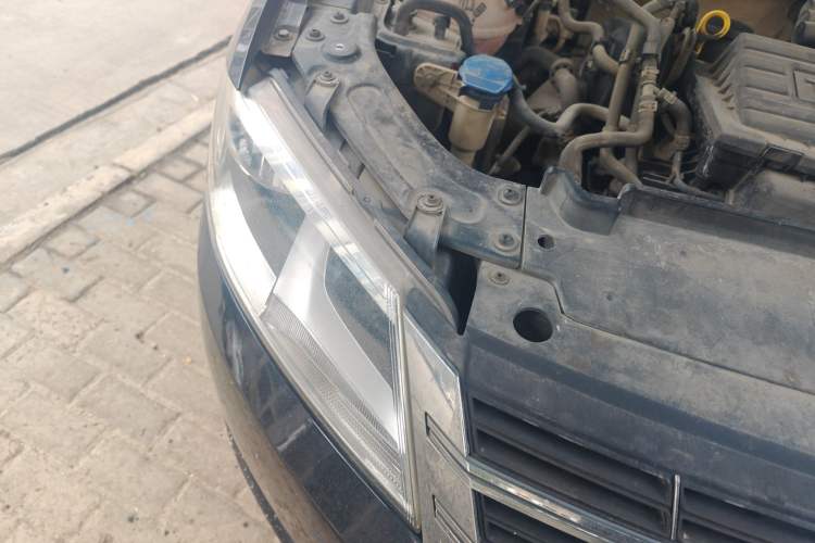 Used Volkswagen Lavida 2013 Revised Version 1.4 TSI Manual Comfort Edition Right Front Headlight