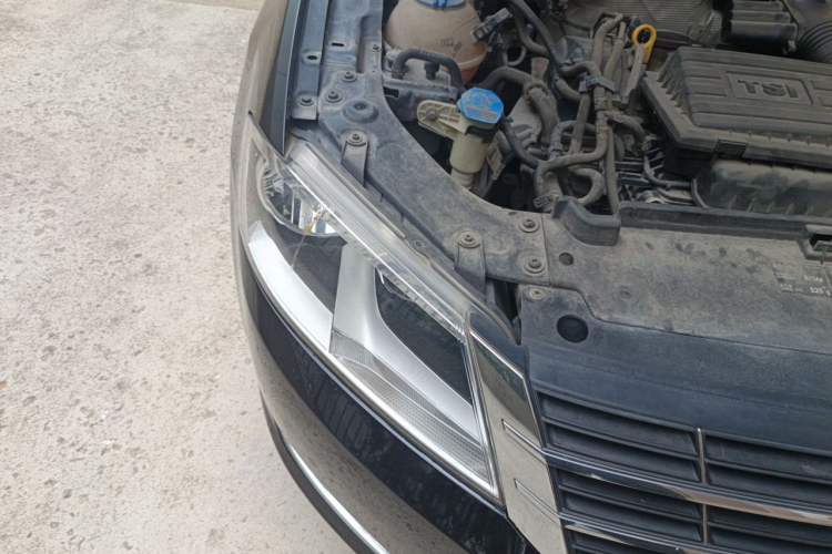 Used Volkswagen Lavida 2013 1.4TSI Manual Comfort Edition Right Front Headlight