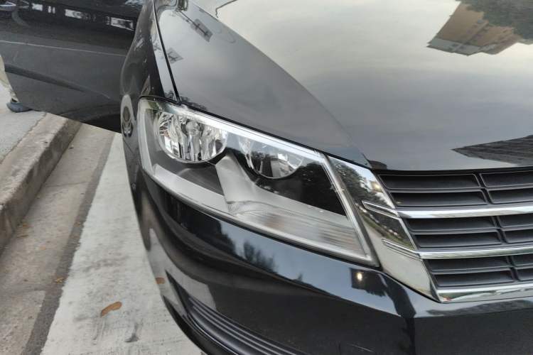 Used Volkswagen Lavida 2013 Revised Classic 1.6L Automatic Fashion Edition Right Front Headlight