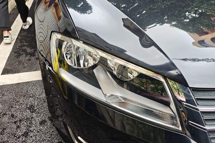 Used Volkswagen Lavida 2013 Restyled Classic 1.6L Manual Comfort Edition Right Front Headlight